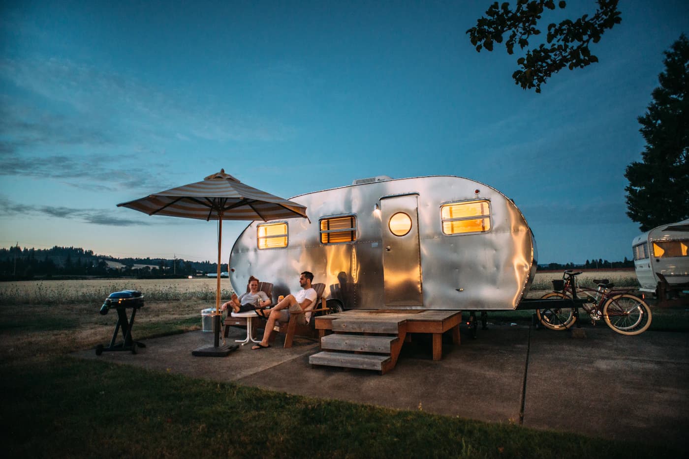 Camping i en nordisk skog
